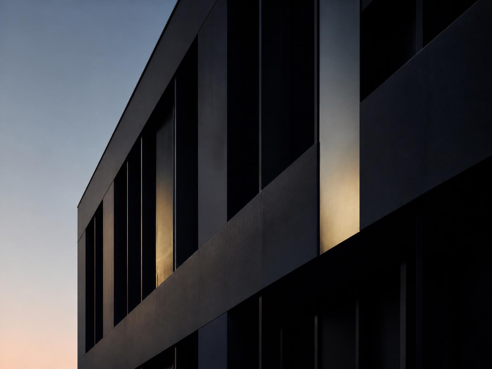 Fachada de un edificio corporativo al amanecer